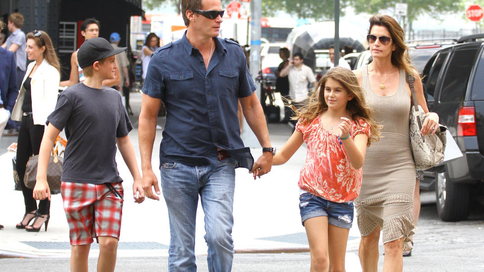 GIR SEG: Kaia Gerber m� slutte som modell - fordi hun er for ung. Her sammen med mamma Cindy Crawford, pappa Rande Gerber og broren  Presley. Foto: Stella Pictures