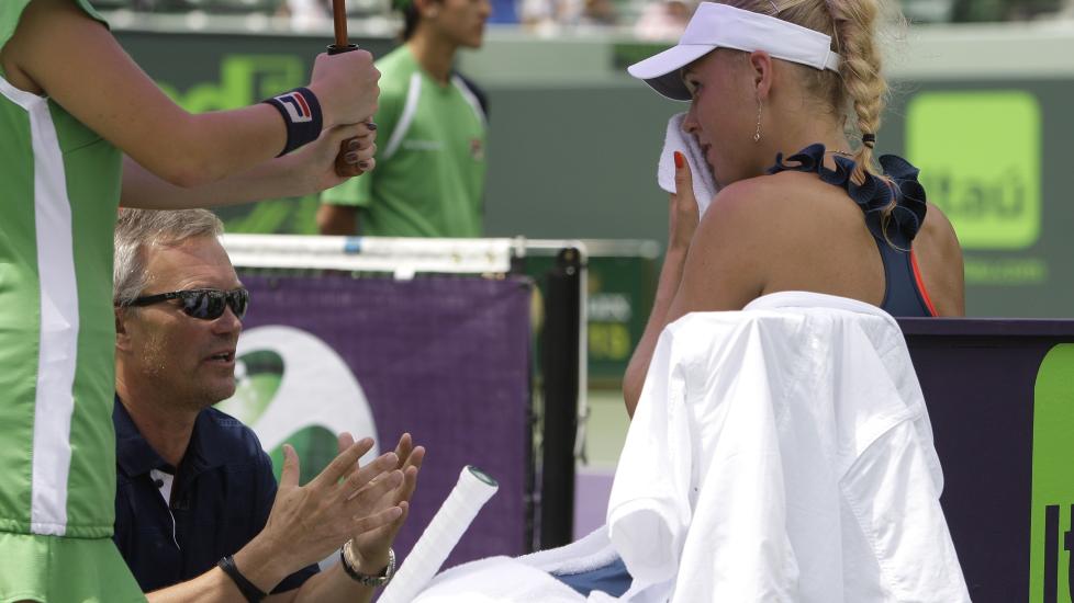 TETT FORHOLD: Caroline Wozniacki med trener og pappa Piotr. N� mener flere eksperter at de to b�r trappe ned samarbeidet.Foto: SCANPIX/AP/Lynne Sladky