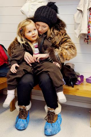 GIKK BRA: - Anna er en sterk, bredskuldra fr�ken. Leken og full av b�ll. Jeg tenker ofte at jeg er s� glad det ikke endte med hjerneskade, sier Helene. Foto: Elisabeth Sperre Alnes