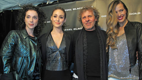 RENZO OG DAMENE: Skuespiller Emmy Rossum, Renzo Rosso og Petra Nemcova backstage f�r visningen. Foto: Hege Varsi / Dagbladet