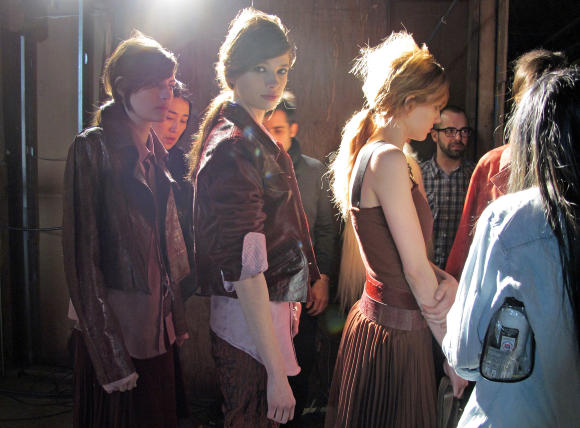 CATWALK-KLARE: Modellene i k� like f�r Diesel Black Gold-visningen kj�res i gang i New York. Foto: Hege Varsi / Dagbladet