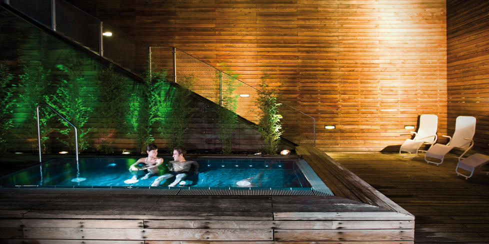 KVELDS�PENT: Uansett n�r du velger � komme, m�ter du vekslende type musikk i bassenget, alt fra klassisk til elektronika. Foto: Liquidroom