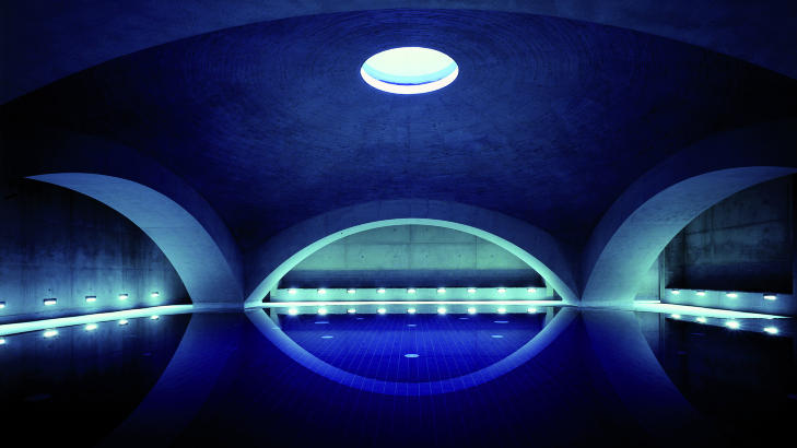 LIQUIDROM: Under to hundre kroner koster inngangsbilletten til dette badet midt i Berlin. Da er det vakre anlegget i glass, tre, stein og betong ditt for to timer. Foto: LIQUIDROM