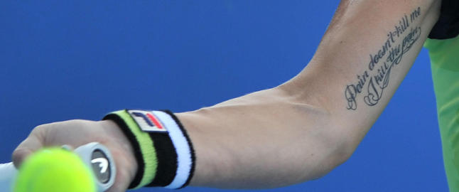 Med engleglans tatovert
på overarmen