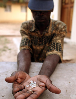 Slik herjer Mugabes nye diamantmafia