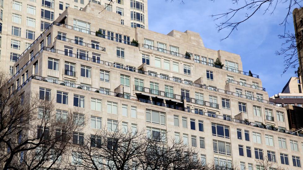 NEW YORKS DYRESTE: Toppleiligheten i Central Park West nummer 15 er blitt den dyreste leiligheten som noen ganger er solgt i New York. Bygget er designet av arkitekten Robert Stern. Foto: AP Photo/Richard Drew/Scanpix