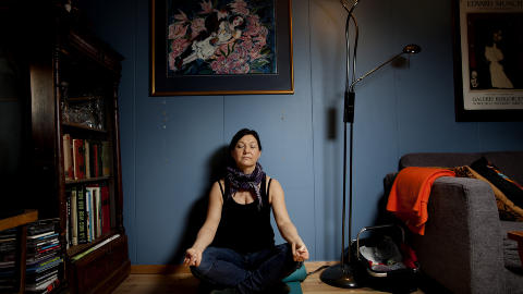 Konsentrasjon: Siri har har meditert siden hun var 15 �r og setter seg gjerne ned i skogen som hjemme i stua - n�r hun har tid og lyst. Foto: Anita Arntzen / Dagbladet