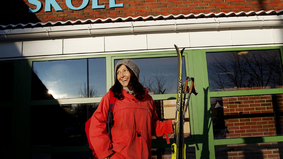 Enkelt og n�rt: N�r skolen ligger helt inntil skogen, er det bare � spenne p� seg skiene. &mdash;Naturen gir meg energi og tid til tanker og ro, sier Siri R�sok (48) i anorakk og olabukse. Her var det lite fancy skiutstyr � se.  Foto: Anita Arntzen / Dagbladet