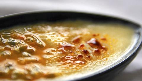 CREME BRUL�E MED PASJONSFRUKT: Det blir best p� denne m�ten... Foto: Erik Hannemann