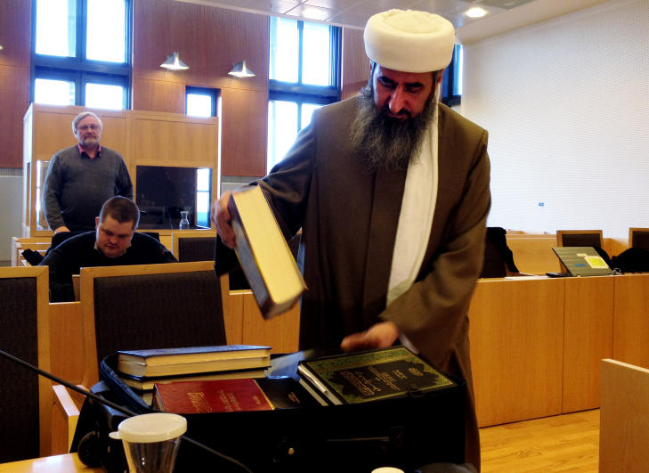 BOK-KOFFERT: Krekar hadde med seg flere titalls bøker med islam-tekster i retten i dag for å understreke at hans uttalelser bare er en lærd tolkning av dette materialet. Foto: HARALD S. KLUNGTVEIT BOK-KOFFERT: Krekar hadde med seg flere titalls bøker med islam-tekster i retten i dag for å understreke at hans uttalelser bare er en lærd tolkning av dette materialet. Foto: HARALD S. KLUNGTVEIT