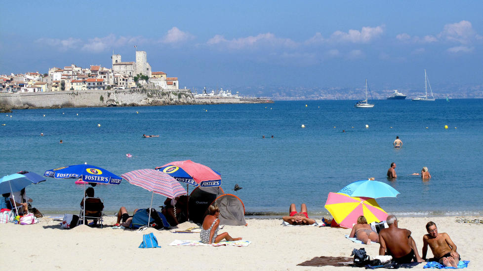 ANTIBES: Stranda i Antibes med gamlebyen i bakgrunnen og Nice i det fjerne. Foto: TERJE MOSNES