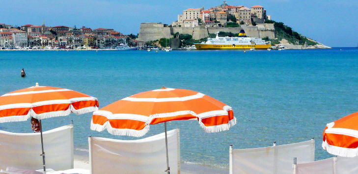 KORSIKA: Sj�reisen fra Nice til Calvi p� Korsika tar i underkant av seks timer, og i l�pet av den timen den gule og hvite ferja ligger ved kai under byens majestetiske citadell, er det tid til shopping og sightseeing f�r tilbaketuren til Nice. Foto: TERJE MOSNES