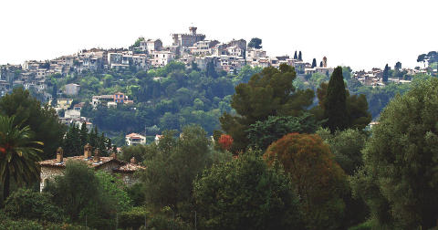 SAINT-PAUL-DE-VENCE: P� et h�ydedrag troner middelalderbyen Saint-Paul-de-Vence, med gallerier, sm�butikker og den ber�mte restauranten La Colombe d'Or. Foto: TERJE MOSNES