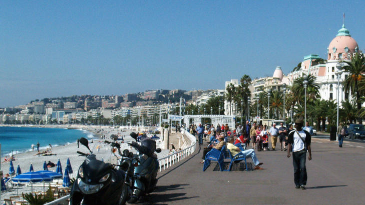 UTGANGSPUNKTET: Nice byr p� det meste, fra badeliv til vakker arkitektur og et rikt kulturtilbud. Den kilometerlange Promenade des Anglais langs sj�en er en av puls�rene i den franske storbyen, som ogs� er et glimrende utgangspunkt for dagsturer med b�t, buss og tog. 
Foto: TERJE MOSNES
