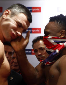 Her smeller Chisora til Klitsjko under innveiingen