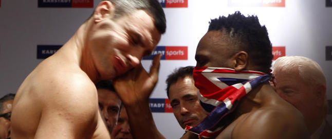 Her smeller Chisora til Klitsjko under innveiingen