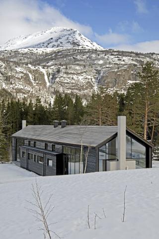 HYTTA TOPPER FJELLANDSKAPET: Arkitekt Tim Resen har orientert den 32 meter lange hytta rett mot toppene i Hemsedal.  Foto: Nils Petter Dale