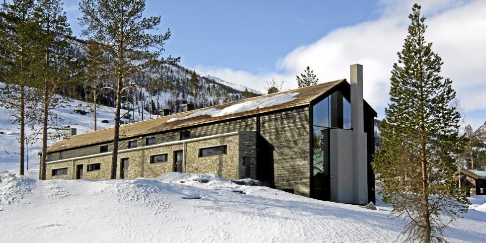 ARKITEKTENS GLASSKLARE DESIGN: Legg merke til hvordan glassfasaden g�r fra vegg til vegg og �pner Hemsedal-hytta totalt mot utsikten. Oslo-arkitekt Tim Resen har tegnet flere hytter i dette omr�det av dalen, og det er dermed et utstillingsvindu for norsk samtids-hyttearkitektur i h�yfjellet. � Foto: Nils Petter Dale