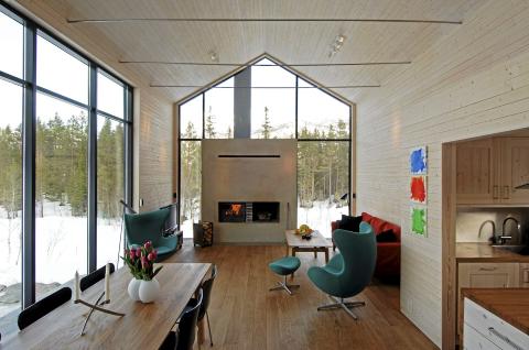 ET RENT, �PENT ROM: Med uvanlig store glassflater blir interi�ret ekstra lyst og renlinjet. Kj�kkenavdelingen ligger inn til h�yre. � Foto: Nils Petter Dale