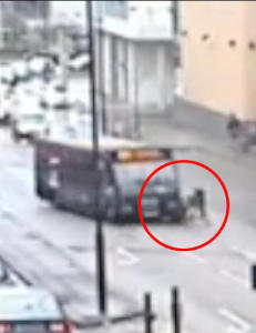 Kj�rer han ned  syklisten med vilje?