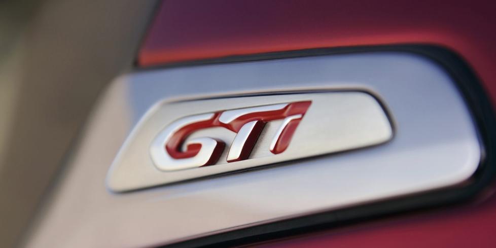 HYLLEST: Peugeot opplyser at logoen er en hyllest til 205 GTI, og kaller 208 GTI en gjenskapning av et legendarisk ikon. Foto: Produsenten