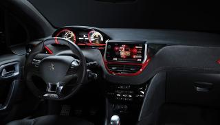 GTI: Barskt interi�r med r�d bakgrunnsbelysning. Foto: Produsenten