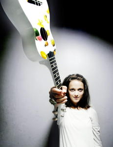 - Jeg merker at det er litt lite plass til magen når jeg spiller gitar