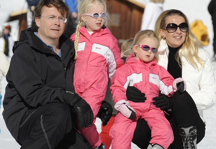 PRINSENS FAMILIE: Prins Friso og prinsesse Mabel sammen med døtrene Luana og Zaria i fullt skiutstyr tidligere på kongefamiliens vintersted Lech am Arlberg. Johan Friso ble funnet 40 centimeter under snøen etter å ha ligget begravet under et snøskred i 15 minutter. Foto: AP /Kerstin Joensson PRINSENS FAMILIE: Prins Friso og prinsesse Mabel sammen med døtrene Luana og Zaria i fullt skiutstyr tidligere på kongefamiliens vintersted Lech am Arlberg. Johan Friso ble funnet 40 centimeter under snøen etter å ha ligget begravet under et snøskred i 15 minutter. Foto: AP /Kerstin Joensson
