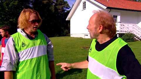 PEPTALK: Halvdan Sivertsen roser Eggum for innsatsen. Foto: Skjermdump / TV 2