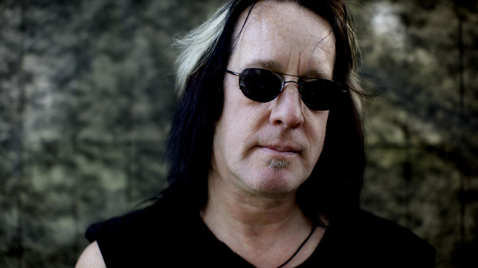 - FORTJENER HYLLEST: - La oss like godt plassere Todd Rundgren helt der oppe, ved siden av den norske kongen av intelligent sangskriving, favorittmelankolikeren til alle unge og gamle seksti�ttere: Jan Eggum! , skriver sosiolog Kjetil Rolness. I helga er Rundgren i Oslo. Foto: Stian Lysberg Solum / SCANPIX
