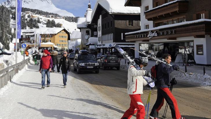VAR PÅ SKIFERIE: Det er 47. år på rad at dronning Beatrix inviterte med seg den kongelige familien på skiferie til Lech am Arlberg og det lukseriøse hotellet Gasthod Post. Det var under en tur med tre andre kamerater at prins Johan Friso ble tatt av et ras. Skituren gikk utenfor de oppmerkede løypa i Litzwn-Zugertobel, et brattere området utenfor småbyen. Foto: EPA/ROBERT PARIGGER VAR PÅ SKIFERIE: Det er 47. år på rad at dronning Beatrix inviterte med seg den kongelige familien på skiferie til Lech am Arlberg og det lukseriøse hotellet Gasthod Post. Det var under en tur med tre andre kamerater at prins Johan Friso ble tatt av et ras. Skituren gikk utenfor de oppmerkede løypa i Litzwn-Zugertobel, et brattere området utenfor småbyen. Foto: EPA/ROBERT PARIGGER