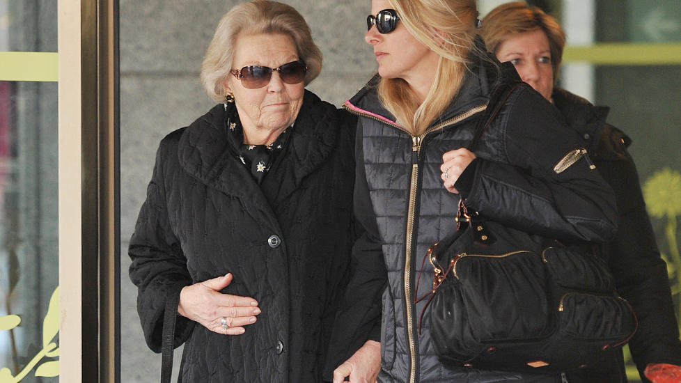 S�NNEN BEGRAVD I SN�MASSENE:Den nederlandske dronningen Beatrix kommer ut av sykehuset i Innsbruck sammen med prins Johan Frisos kone, prinsesse Mabel. Friso ble begravd av et sn�flak p� 30 ganger 40 meter under en skitur utenfor oppmerkede l�yer i g�r ved 12-tida. Tilstanden til Friso er fortsatt uavklart. Foto: AP