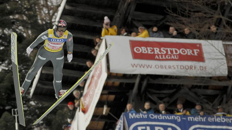 DISTANSERT: Anders Bardal og de andre norske hopperne hevet seg noe i finaleomgangen, men var likevel milevis unna vinneren Martin Koch.Foto: SCANPIX / AFP PHOTO / GUENTER SCHIFFMANN