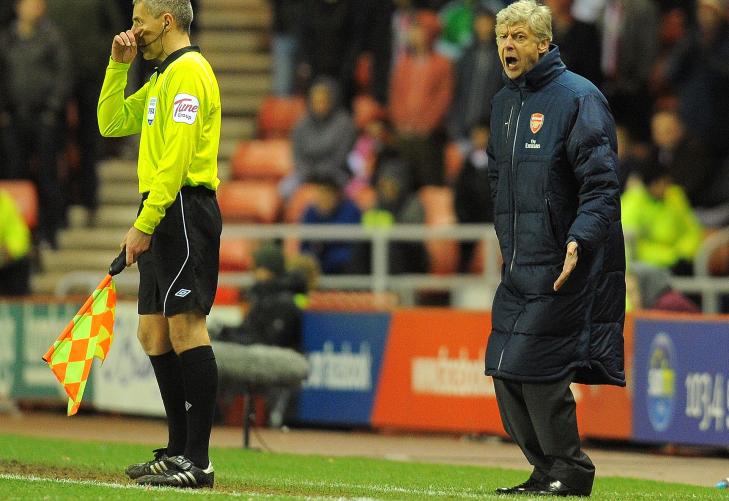 D�RLIG UKE: Onsdag ble Arsene Wengers lag knust 4-0 av Milan. I dag m�tte franskmannen se seg sl�tt av Sunderland i FA-cupen. Foto: Andrew Yates, AFP/Scanpix