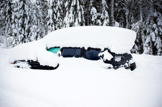 NEDSNØDD: Politiet fant mannen innesnødd i denne bilen. Foto: Erik Åström / Expressen NEDSNØDD: Politiet fant mannen innesnødd i denne bilen. Foto: Erik Åström / Expressen