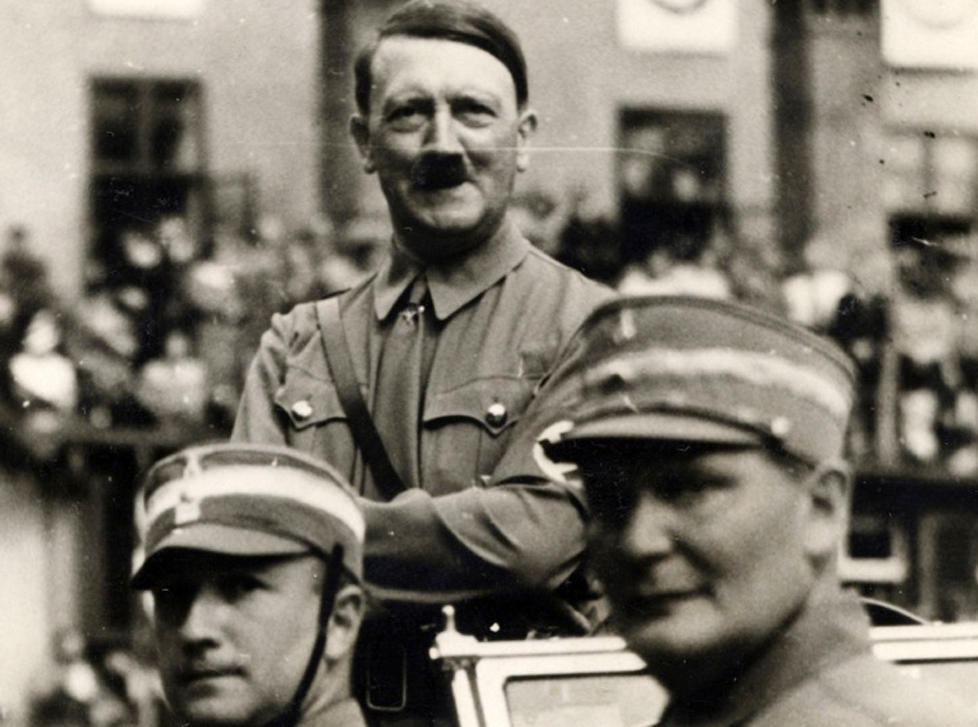 FAR?: Adolf Hitler kan likevel ha etterkommere i live, hevder det franske magasinet Le Point. Her er Nazi-Tysklands diktator avbildet sammen med Hermann G�ring (t.h.) under et partim�te i N�rnberg i 1936. Foto: GOTTFRIED GILBERT / AP / SCANPIX
