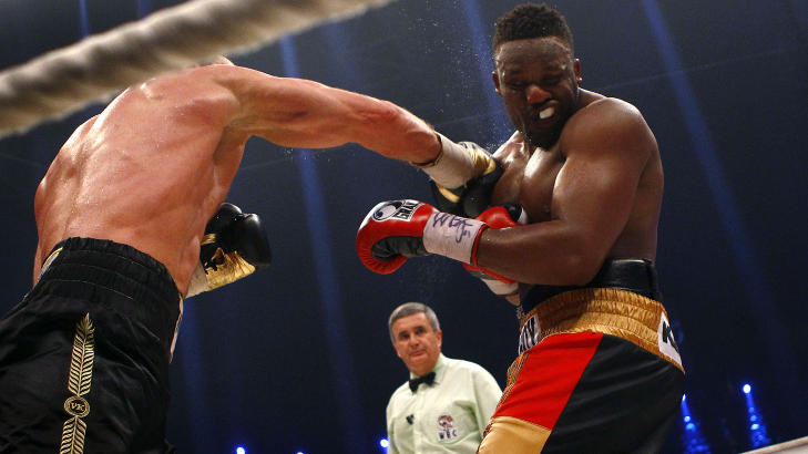 FIKK BANK: Vitali Klitsjko får inn en treffer mot Dereck Chisora. Foto:Kai Pfaffenbach, Reuters/Scanpix FIKK BANK: Vitali Klitsjko får inn en treffer mot Dereck Chisora. Foto:Kai Pfaffenbach, Reuters/Scanpix
