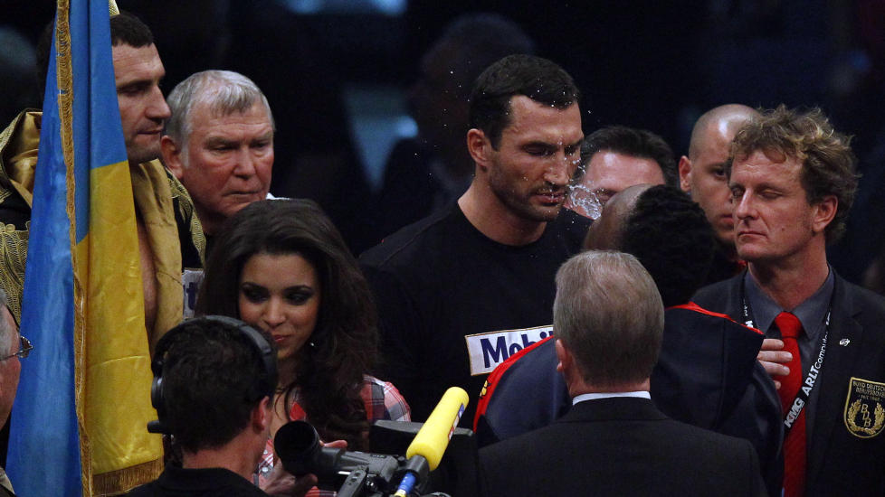 SPYTT: Dereck Chisora fors�ker � hisse opp stemningen f�r kampen mot Vitalij Klitsjko ved � spytte vann i ansiktet p� broren Vladimir Klitsjko. Foto: Michael Dalder, Reuters/Scanpix