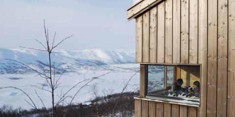 UTSIKT MOT HARDANGERVIDDA : Fra de store vinduene kan familien nyte utsikten over Haugast�l og vidda.  FOTO: MORFEUS arkitekter, Margrethe Rosenlund