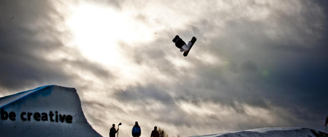 Se de spektakul�re bildene fra siste dag av snowboard-VM
