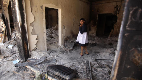 HOVEDKVARTERET: Mange libyere kommer til Bab al-Azizya for å se ruinene på Kadhafis eiendom. Her er en libysk jentene i det ruinerte hovedkvarteret. Foto: SCANPIX/AFP PHOTO/PATRICK BAZ HOVEDKVARTERET: Mange libyere kommer til Bab al-Azizya for å se ruinene på Kadhafis eiendom. Her er en libysk jentene i det ruinerte hovedkvarteret. Foto: SCANPIX/AFP PHOTO/PATRICK BAZ
