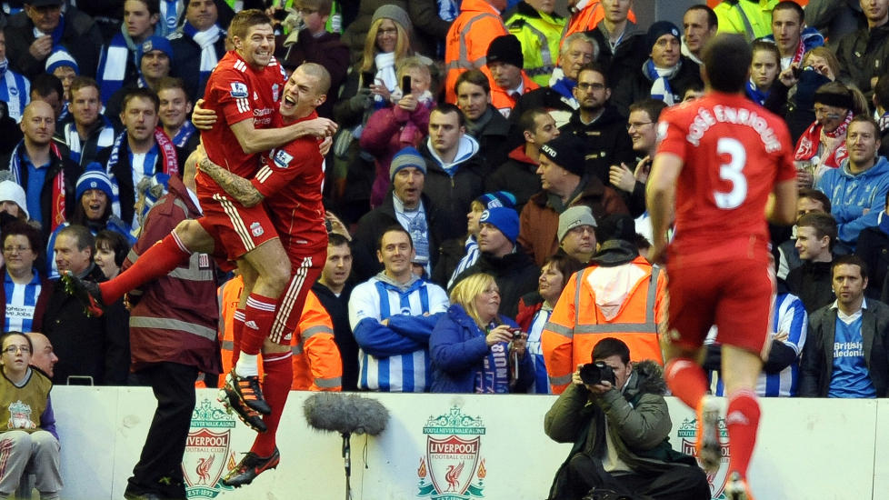 ENKEL SEIER: Liverpools Steven Gerrard jubler med Martin Skrtel. Liverpool vant 6-1 etter tre selvm�l av Brighton. Foto: AFP PHOTO/PAUL ELLIS