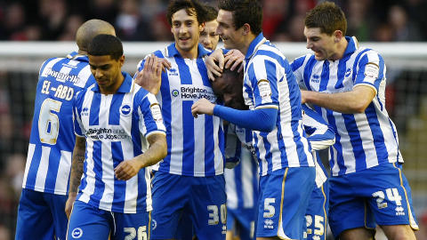 FIN SCORING: Brightons Kazenga Lualua scoret 1-1-m�let fra nesten 30 meter. Foto: AP Photo/Tim Hales