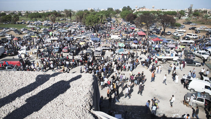 MARKED: Fredag samlet libyere seg på eiendommen Bab al-Azizya, som tidligere tilhørte Kadhafi. Foto: SCANPIX/AFP PHOTO / MARCO LONGARI MARKED: Fredag samlet libyere seg på eiendommen Bab al-Azizya, som tidligere tilhørte Kadhafi. Foto: SCANPIX/AFP PHOTO / MARCO LONGARI
