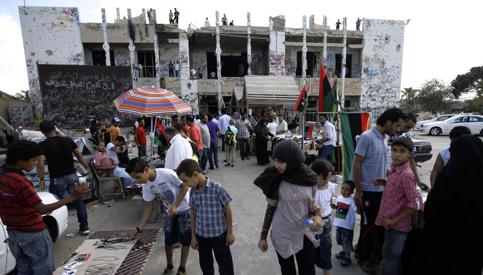 VAR FRYKTET: Muammar Kadhafis eiendom Bab al-Aziziya var ett av de mest fryktede stedene i Libya. N� har libyere inntatt bygningene, og arrangerte marked p� eiendommen. Foto: SCANPIX/AFP PHOTO/JOEPH EID