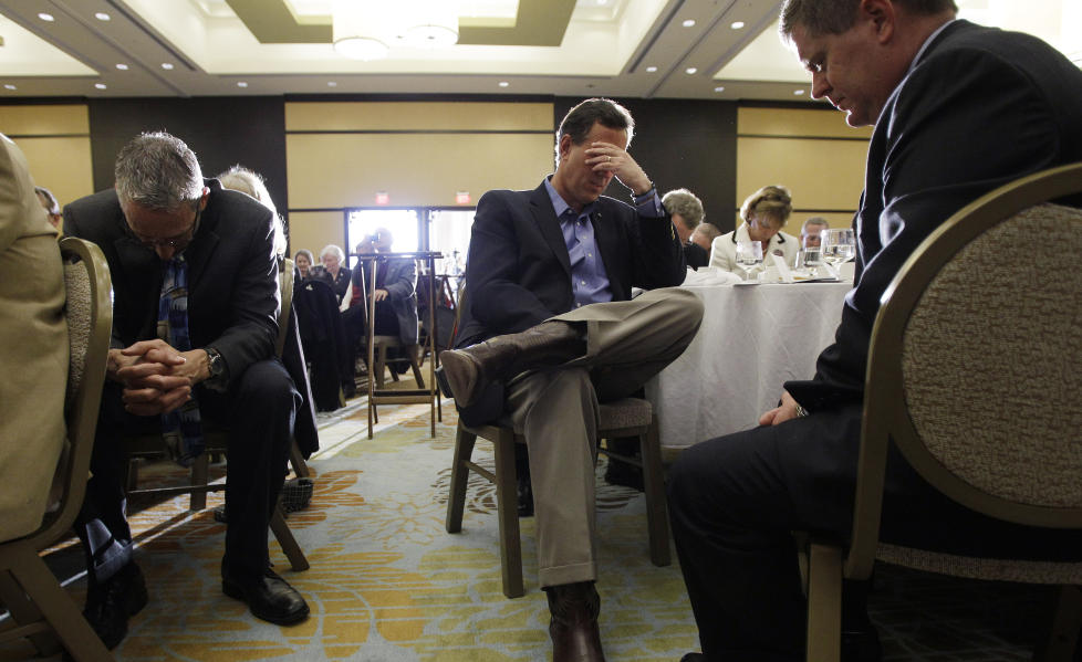 RELIGI�S VALGKAMP: Rick Santorum, her under b�nn sammen med kristne st�ttespillere i Ohio p� l�rdag, vakte oppsikt med sin uttalelse om Obamas religionssyn samme dag. Foto: ERIC GAY / AP / SCANPIX
