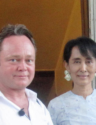 TV2-Fredrik fikk t�rrfisk av Aung San Suu Kyi