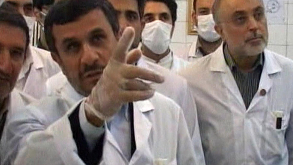 ATOMANLEGG: Irans president Mahmoud Ahmadinejad fotografert under et bes�k i det som kalles Tehran Research Reactor i Tehran tidligere denne m�neden. Foto: REUTERS/IRIB Iranian TV/Scanpix