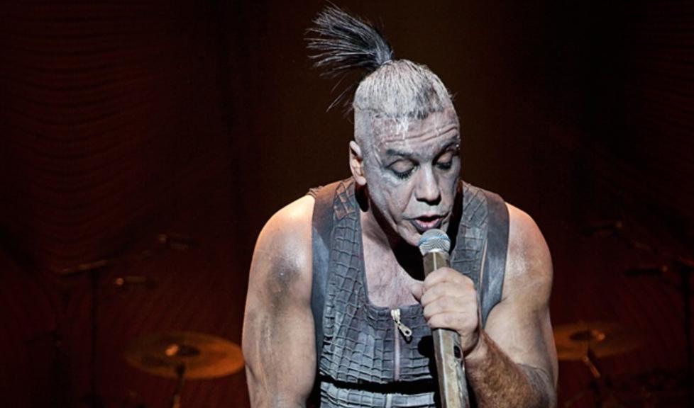 I FYR OG FLAMME: Tyske Rammstein hadde en flere kilometer lang konvoi lastet med fyrverkeri og scenerigg da de feiret sine beste l�ter i Oslo. Foto: Kjell Ivar Lund