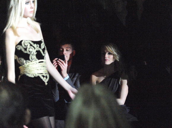SEXY: Gull og sort p� Kristian Aadneviks catwalk. Foto: Keith Hammett / Dagbladet